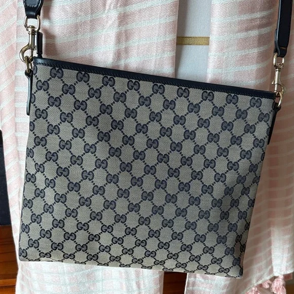 Gucci GG Supreme Sherry Line Messenger Bag - Picture 5 of 16